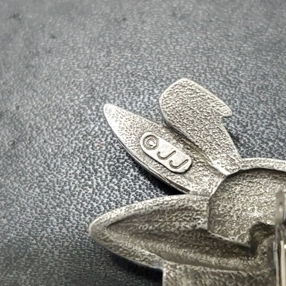 JJ vintage rabbit in a hat brooch